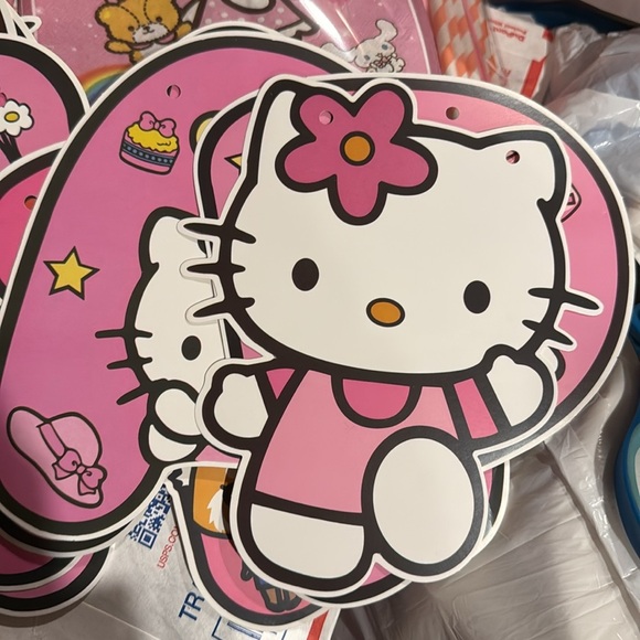 Hello Kitty 47 Piece Pink and White Party Tableware Set - Picture 10 of 13